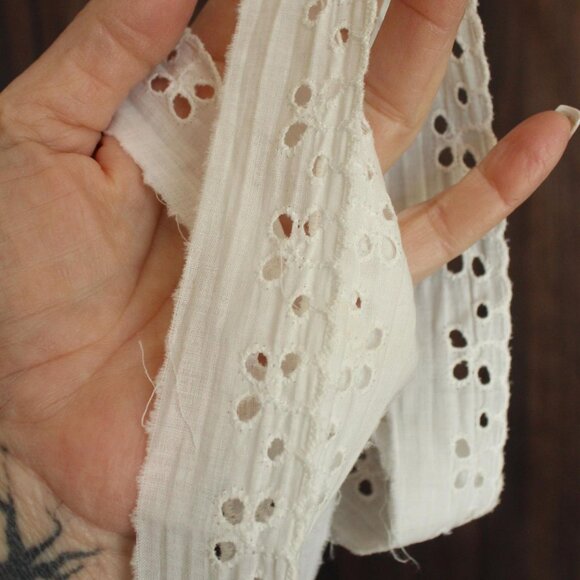 Vintage White Eyelet Lace Trim 1.25", 2 Yards, Scalloped Edge - Picture 3 of 10